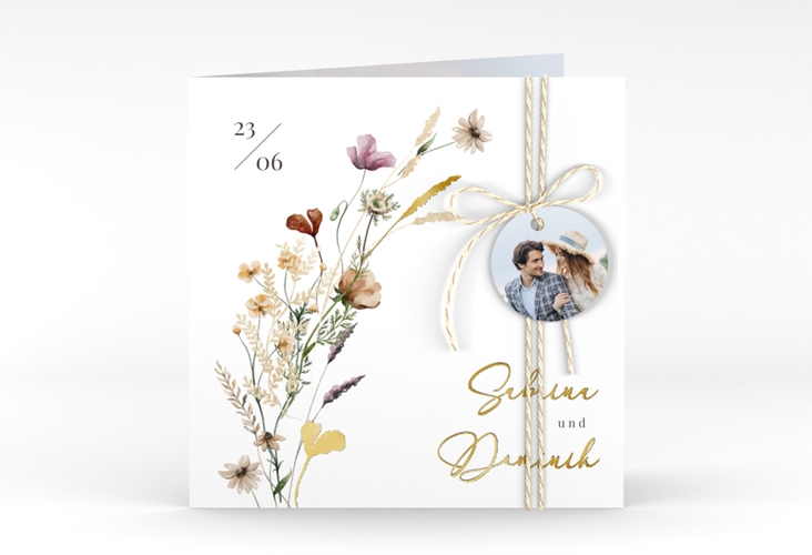 Hochzeitseinladung Sauvages quadr. Klappkarte gold mit getrockneten Wiesenblumen