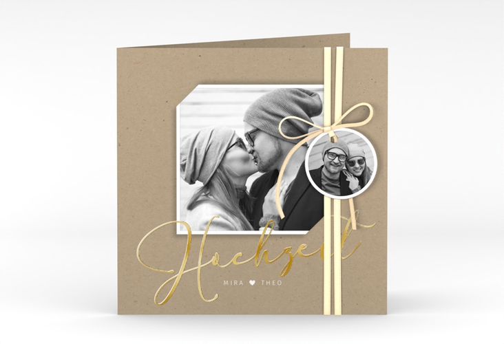 Hochzeitseinladung Crafty quadr. Klappkarte gold mit Schwarzweiß-Foto und schwungvollem Schriftzug
