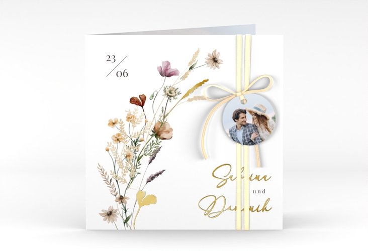 Hochzeitseinladung Sauvages quadr. Klappkarte gold mit getrockneten Wiesenblumen
