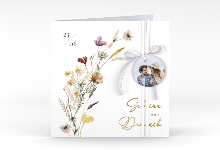 Hochzeitseinladung Sauvages quadr. Klappkarte gold mit getrockneten Wiesenblumen