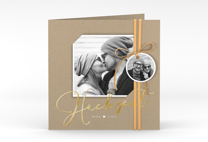 Hochzeitseinladung Crafty quadr. Klappkarte gold mit Schwarzweiß-Foto und schwungvollem Schriftzug