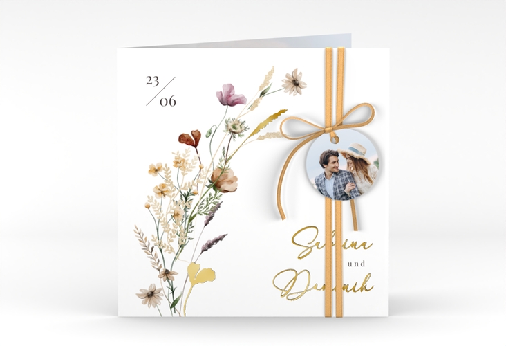 Hochzeitseinladung Sauvages quadr. Klappkarte gold mit getrockneten Wiesenblumen