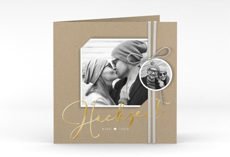 Hochzeitseinladung Crafty quadr. Klappkarte gold mit Schwarzweiß-Foto und schwungvollem Schriftzug