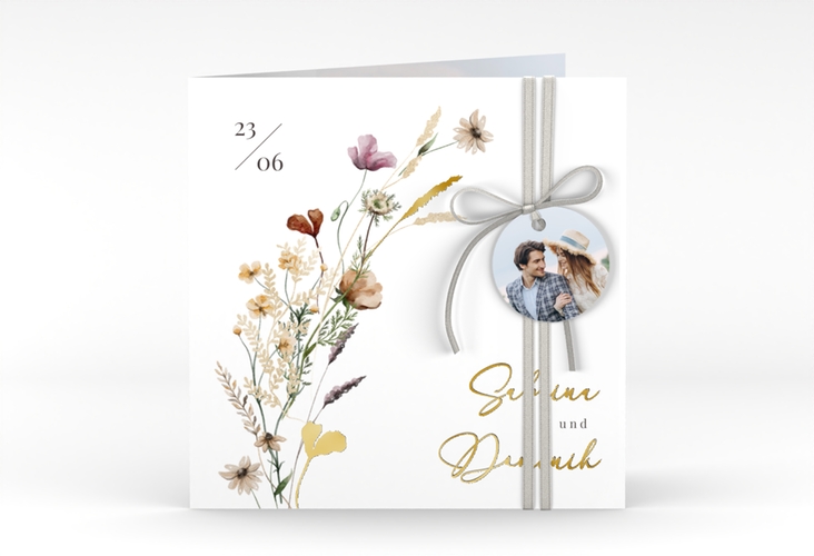Hochzeitseinladung Sauvages quadr. Klappkarte gold mit getrockneten Wiesenblumen
