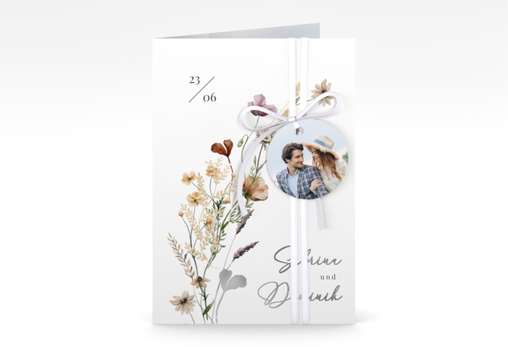 Einladungskarte Hochzeit Sauvages A6 Klappkarte hoch silber mit getrockneten Wiesenblumen