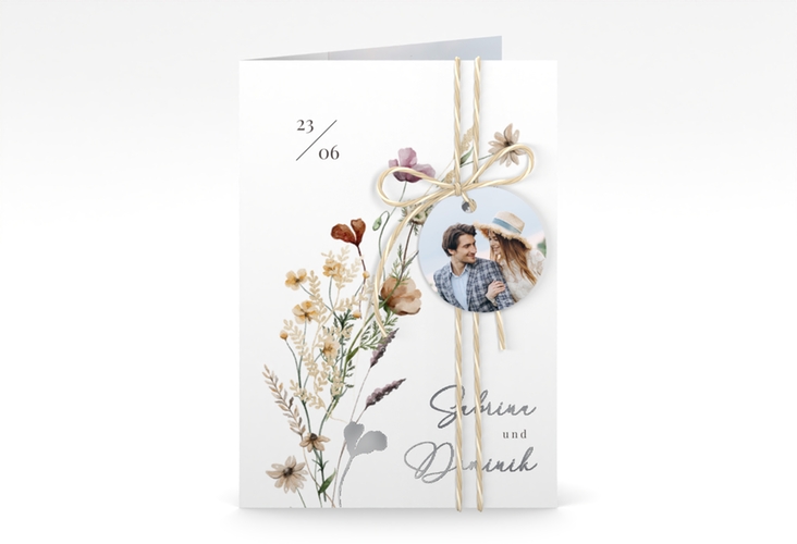 Einladungskarte Hochzeit Sauvages A6 Klappkarte hoch silber mit getrockneten Wiesenblumen