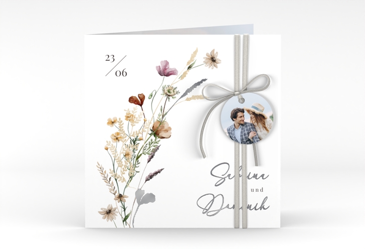 Hochzeitseinladung Sauvages quadr. Klappkarte weiss silber mit getrockneten Wiesenblumen