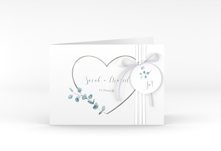 Hochzeitseinladung Greenheart A6 Klappkarte quer silber mit elegantem Herz und Eukalyptus-Zweig