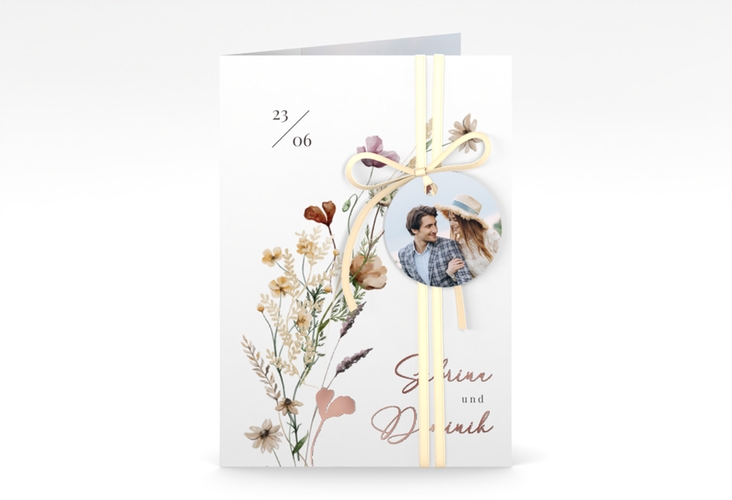 Einladungskarte Hochzeit Sauvages A6 Klappkarte hoch weiss rosegold mit getrockneten Wiesenblumen