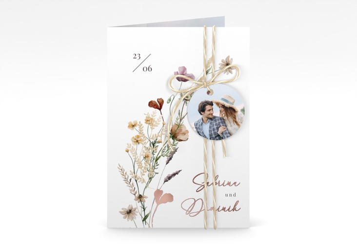 Einladungskarte Hochzeit Sauvages A6 Klappkarte hoch weiss rosegold mit getrockneten Wiesenblumen