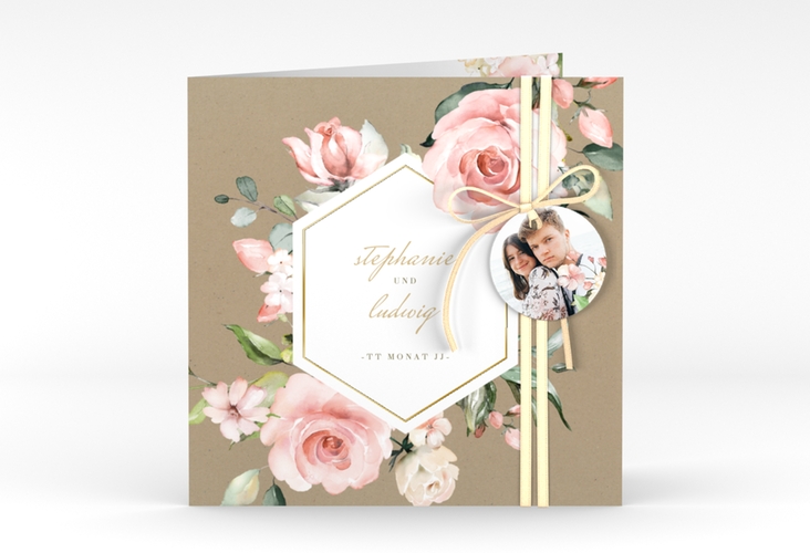 Hochzeitseinladung Graceful quadr. Klappkarte Kraftpapier gold mit Rosenblüten in Rosa und Weiß