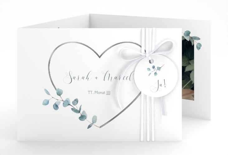Hochzeitseinladung Greenheart A6 Doppel-Klappkarte grau silber mit elegantem Herz und Eukalyptus-Zweig