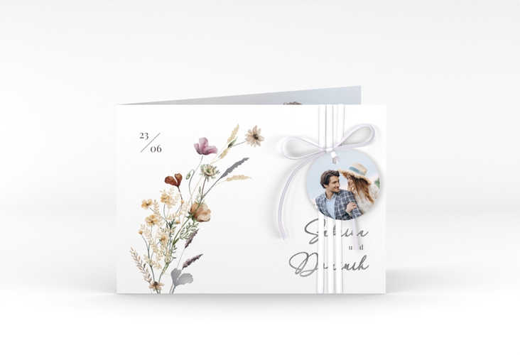 Hochzeitseinladung Sauvages A6 Klappkarte quer weiss silber mit getrockneten Wiesenblumen