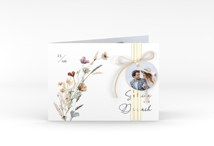 Hochzeitseinladung Sauvages A6 Klappkarte quer weiss silber mit getrockneten Wiesenblumen