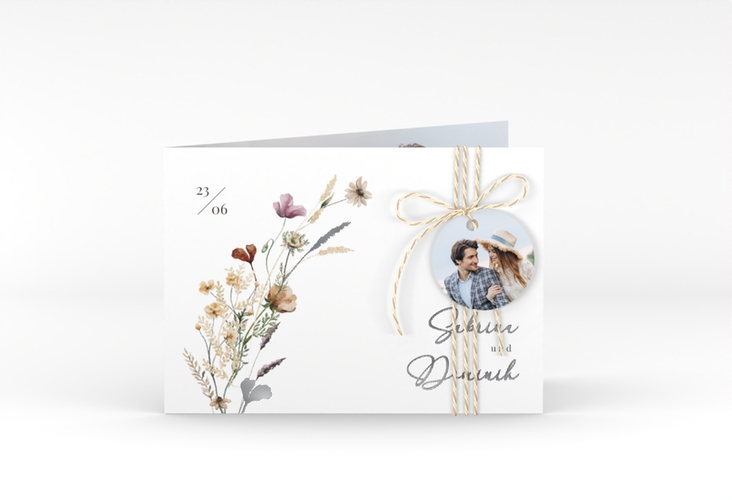 Hochzeitseinladung Sauvages A6 Klappkarte quer weiss silber mit getrockneten Wiesenblumen