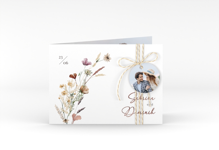 Hochzeitseinladung Sauvages A6 Klappkarte quer weiss rosegold mit getrockneten Wiesenblumen