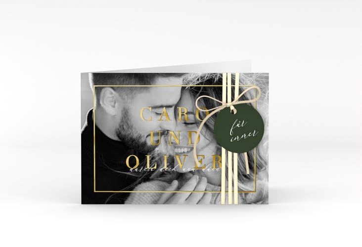Hochzeitseinladung Moment A6 Klappkarte quer gruen gold mit Schwarzweiß-Foto des Brautpaars