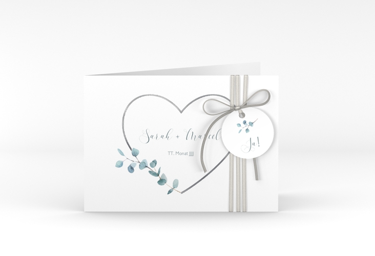 Hochzeitseinladung Greenheart A6 Klappkarte quer grau silber mit elegantem Herz und Eukalyptus-Zweig