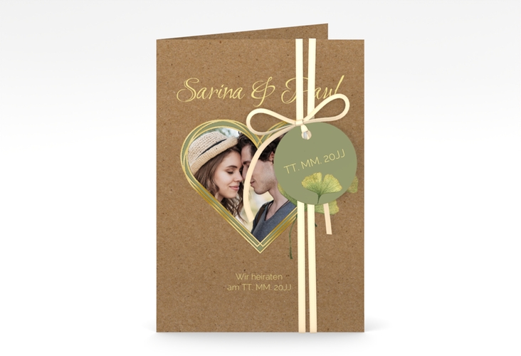 Einladungskarte Hochzeit Ginko A6 Klappkarte hoch Kraftpapier gold mit Herz und zwei Ginkgo-Blättern
