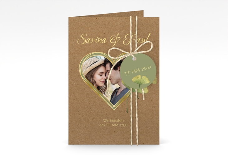 Einladungskarte Hochzeit Ginko A6 Klappkarte hoch Kraftpapier gold mit Herz und zwei Ginkgo-Blättern