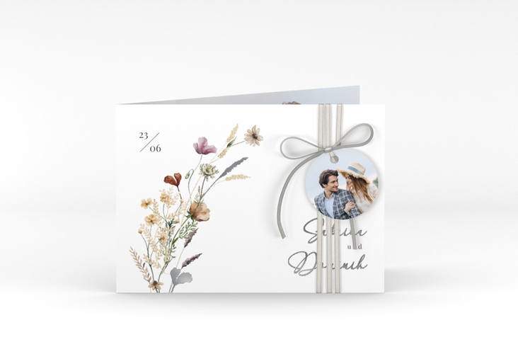 Hochzeitseinladung Sauvages A6 Klappkarte quer weiss silber mit getrockneten Wiesenblumen