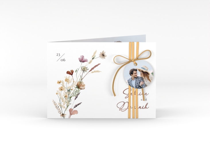 Hochzeitseinladung Sauvages A6 Klappkarte quer weiss rosegold mit getrockneten Wiesenblumen