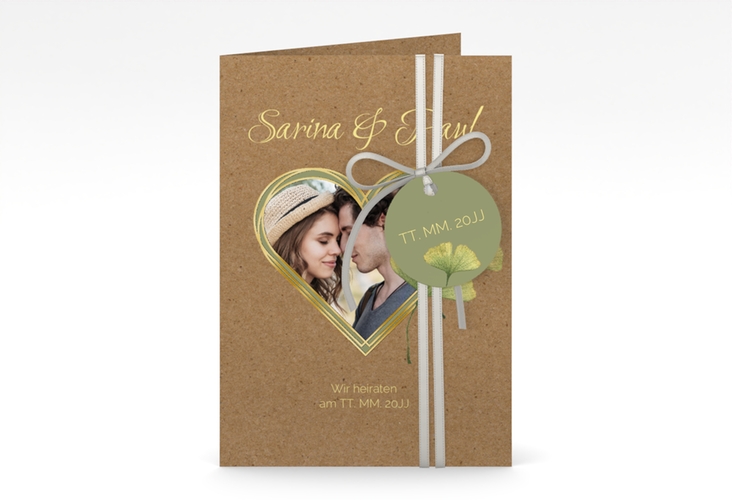Einladungskarte Hochzeit Ginko A6 Klappkarte hoch Kraftpapier gold mit Herz und zwei Ginkgo-Blättern