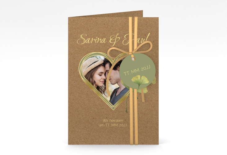 Einladungskarte Hochzeit Ginko A6 Klappkarte hoch Kraftpapier gold mit Herz und zwei Ginkgo-Blättern