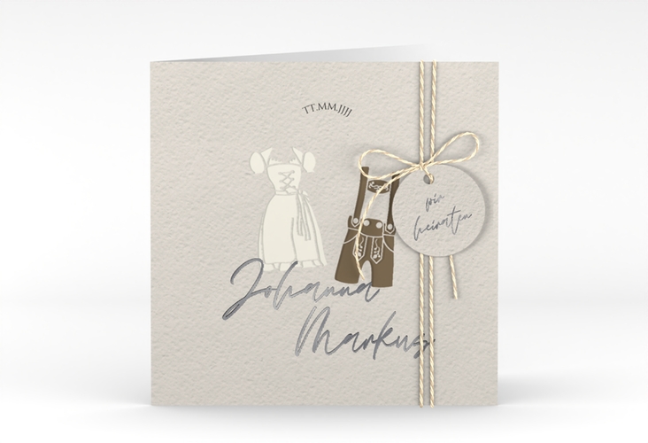 Hochzeitseinladung Trachtenhochzeit quadr. Klappkarte silber mit Dirndl und Lederhose