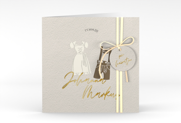 Hochzeitseinladung Trachtenhochzeit quadr. Klappkarte gold mit Dirndl und Lederhose