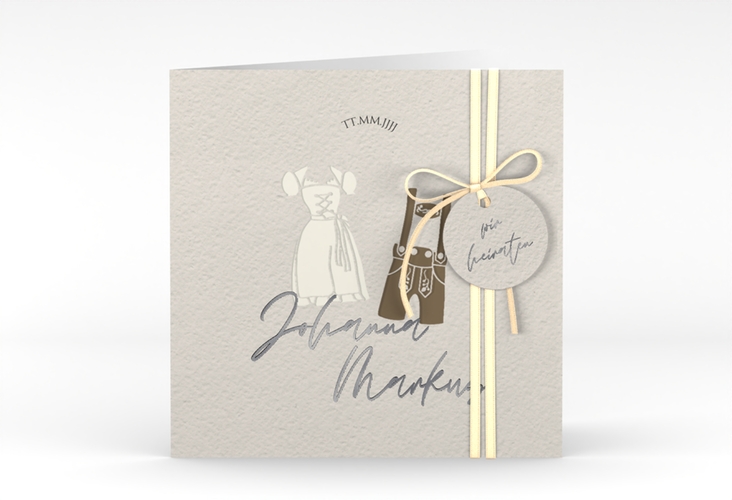 Hochzeitseinladung Trachtenhochzeit quadr. Klappkarte silber mit Dirndl und Lederhose