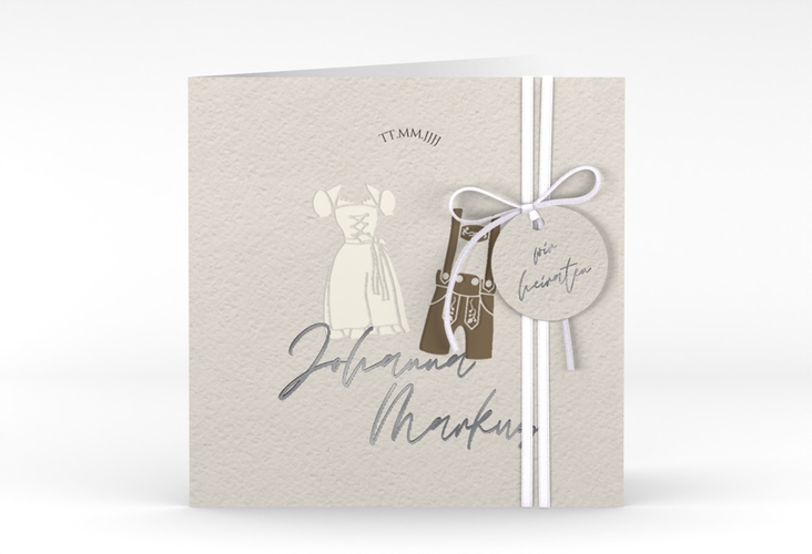 Hochzeitseinladung Trachtenhochzeit quadr. Klappkarte silber mit Dirndl und Lederhose