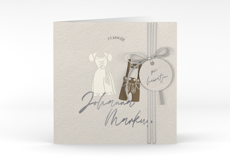 Hochzeitseinladung Trachtenhochzeit quadr. Klappkarte silber mit Dirndl und Lederhose