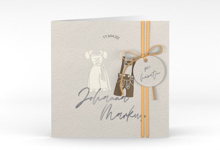 Hochzeitseinladung Trachtenhochzeit quadr. Klappkarte silber mit Dirndl und Lederhose