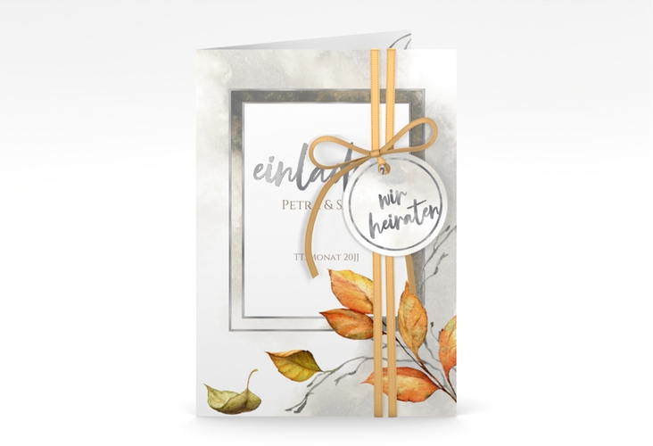 Einladungskarte Hochzeit Herbst A6 Klappkarte hoch silber mit orangefarbigem Herbstlaub in Aquarell