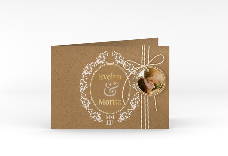 Hochzeitseinladung Gypsophila A6 Klappkarte quer gold im Vintage-Stil mit Blumenkranz aus Schleierkraut