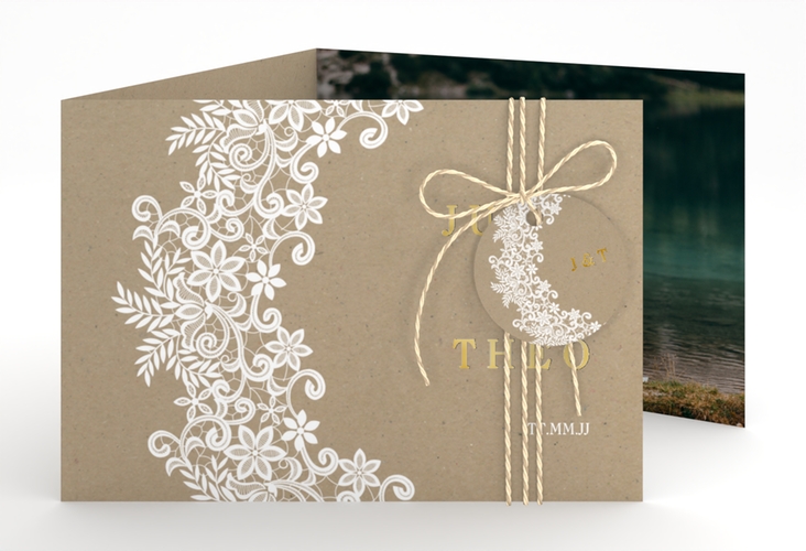 Hochzeitseinladung Mariage A6 Doppel-Klappkarte gold mit Bogen aus weißer Spitze