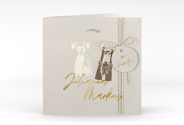 Hochzeitseinladung Trachtenhochzeit quadr. Klappkarte beige gold mit Dirndl und Lederhose