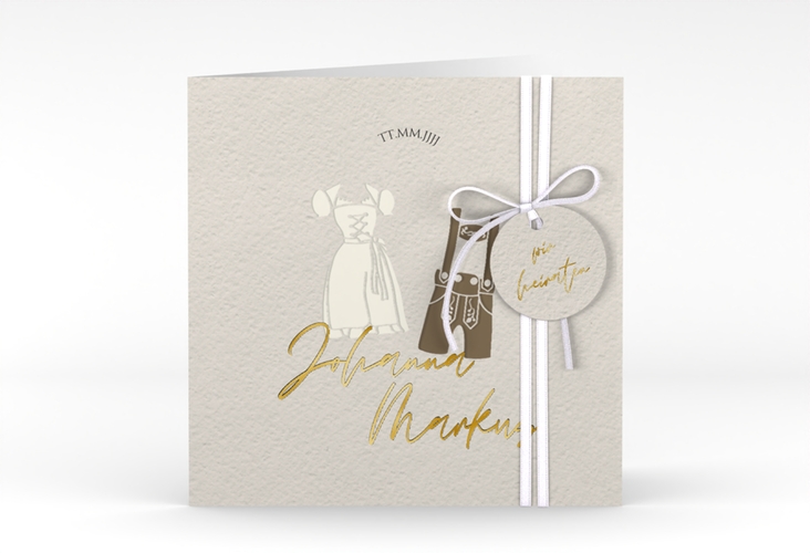 Hochzeitseinladung Trachtenhochzeit quadr. Klappkarte beige gold mit Dirndl und Lederhose