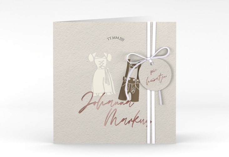 Hochzeitseinladung Trachtenhochzeit quadr. Klappkarte beige rosegold mit Dirndl und Lederhose