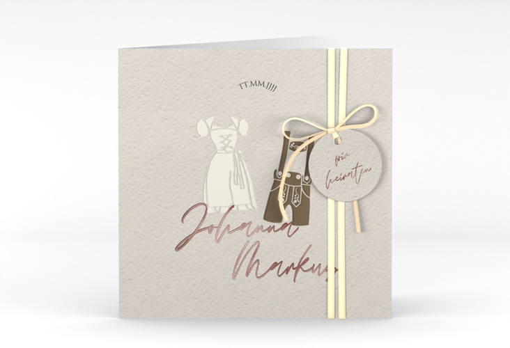 Hochzeitseinladung Trachtenhochzeit quadr. Klappkarte beige rosegold mit Dirndl und Lederhose