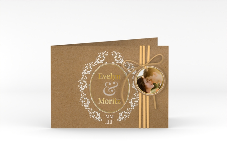 Hochzeitseinladung Gypsophila A6 Klappkarte quer gold im Vintage-Stil mit Blumenkranz aus Schleierkraut