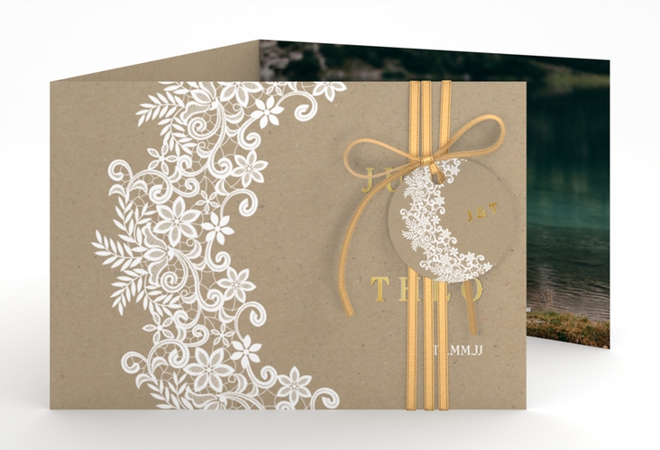 Hochzeitseinladung Mariage A6 Doppel-Klappkarte gold mit Bogen aus weißer Spitze
