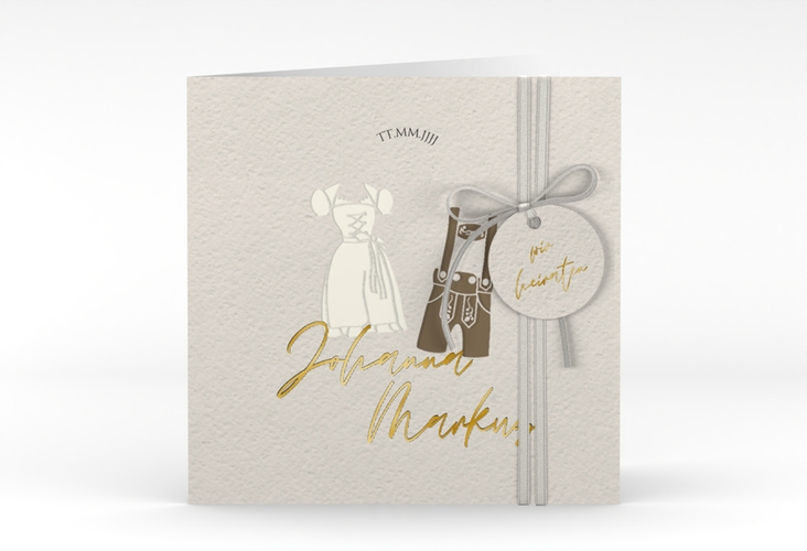 Hochzeitseinladung Trachtenhochzeit quadr. Klappkarte beige gold mit Dirndl und Lederhose