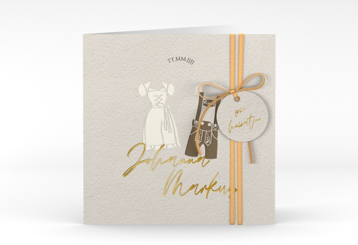 Hochzeitseinladung Trachtenhochzeit quadr. Klappkarte beige gold mit Dirndl und Lederhose
