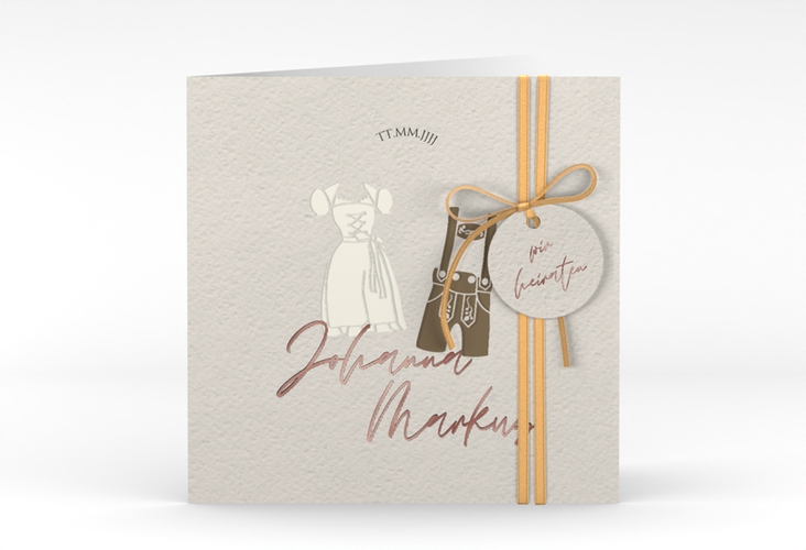Hochzeitseinladung Trachtenhochzeit quadr. Klappkarte beige rosegold mit Dirndl und Lederhose