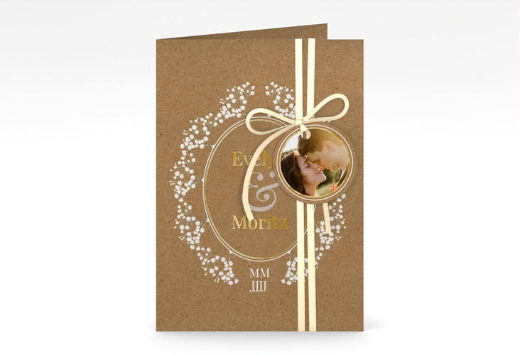 Einladungskarte Hochzeit Gypsophila A6 Klappkarte hoch Kraftpapier gold im Vintage-Stil mit Blumenkranz aus Schleierkraut