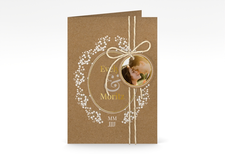 Einladungskarte Hochzeit "Gypsophila" A6 Klappkarte hoch Kraftpapier gold im Vintage-Stil mit Blumenkranz aus Schleierkraut