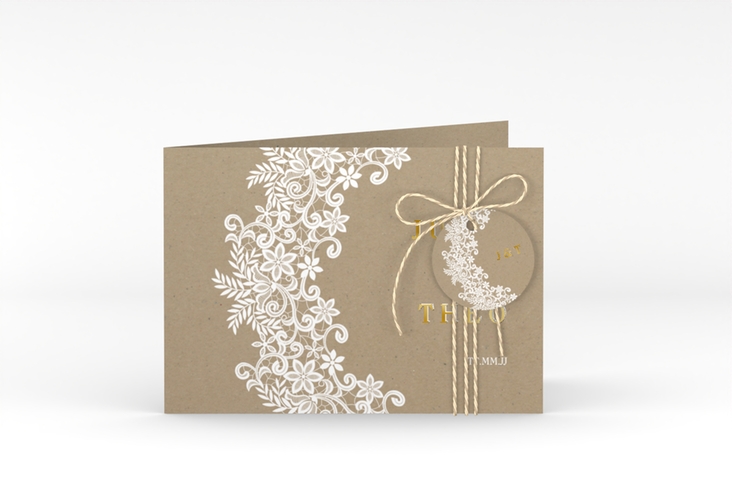 Hochzeitseinladung Mariage A6 Klappkarte quer Kraftpapier gold mit Bogen aus weißer Spitze