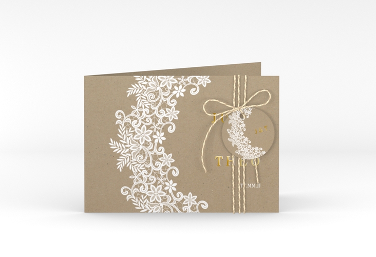 Hochzeitseinladung Mariage A6 Klappkarte quer Kraftpapier gold mit Bogen aus weißer Spitze